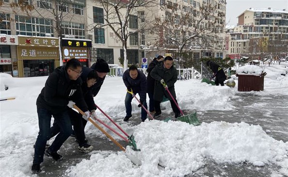 以动制“冻”，，，，，，，温暖护行——威海产投集团开展清雪行动